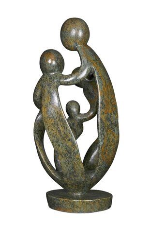 Speksteen familiebeeld gezin 5 personen steen groen. Familie en geboorte kunst voor jubileum en goud zilver bruiloft. Beeld van