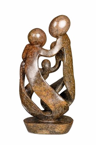 Speksteen beeld familie en gezin met 5 personen bruin en rood steen