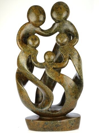 Speksteen familiebeeld gezin 5 personen steen. Familie en geboorte kunst voor jubileum en goud zilver bruiloft. Beeld van vader