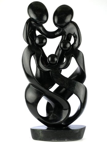 Speksteen familiebeeld gezin 5 personen. Stenen kunst uit Afrika in modern huis en interieur. Familie en geboorte kunst voor ju