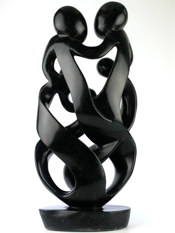 Speksteen familiebeeld gezin 5 personen. Stenen kunst uit Afrika in modern huis en interieur. Familie en geboorte kunst voor ju