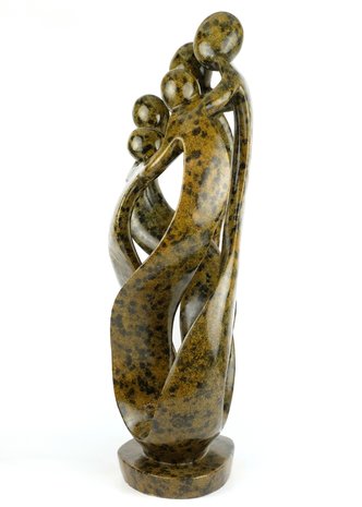 Speksteen beeld familie 5 personen bruin en zwart. Stenen familiebeeld en geboorte kunst voor jubileum en goud zilver bruiloft.