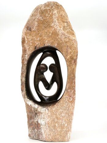 Stenen beeld ruwe lover familie 2 personen, 52 cm hoog, zwart