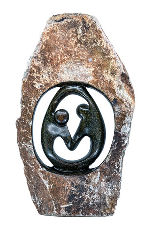 Stenen beeld ruwe lover familie 2 personen, 48 cm hoog, groen