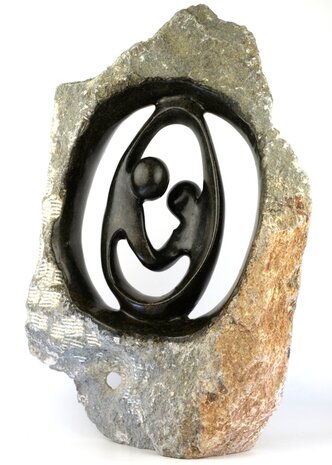 Stenen beeld ruwe lover familie 2 personen, 60 cm hoog, zwart