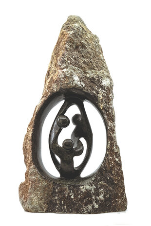 Beeld gezin 3 personen ruwe steen. Familie en geboorte voor jubileum en goud zilver bruiloft. Beeld van vader, moeder en kind.