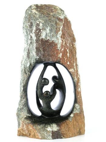 Beeld gezin 3 personen ruwe steen. Familie en geboorte voor jubileum en goud zilver bruiloft. Beeld van vader, moeder en kind.