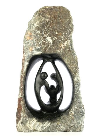 Beeld gezin 3 personen ruwe steen. Familie en geboorte voor jubileum en goud zilver bruiloft. Beeld van vader, moeder en kind.