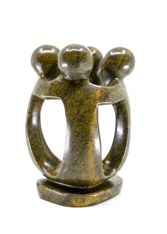 Stenen beeld groep vier personen 15 cm hoog, bruin