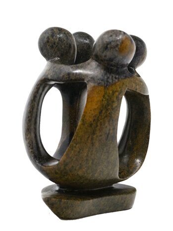 Stenen beeld groep vier personen 16 cm hoog, kleur bruin