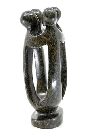 Stenen beeld groep vier personen 18 cm hoog, groen