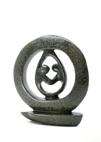 Beeld echtpaar 2 personen steen. Familie en liefdespaar kunst voor jubileum en goud zilver bruiloft. Beeld van vader, moeder.