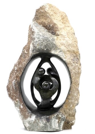 Beeld gezin 4 personen ruwe steen. Familie en geboorte voor jubileum en goud zilver bruiloft. Beeld van vader, moeder en kind.