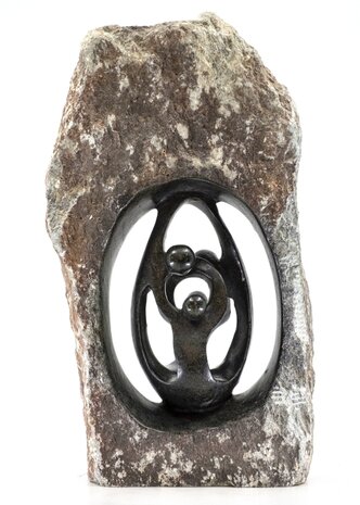 Beeld gezin 4 personen ruwe steen. Familie en geboorte voor jubileum en goud zilver bruiloft. Beeld van vader, moeder en kind.