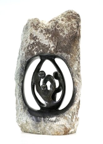 Beeld gezin 4 personen ruwe steen. Familie en geboorte voor jubileum en goud zilver bruiloft. Beeld van vader, moeder en kind.