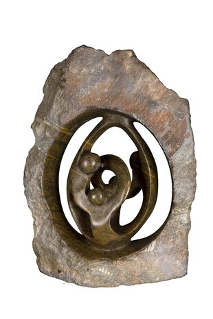 Beeld gezin 4 personen bruin ruwe speksteen bruin. Familie en geboorte voor jubileum en bruiloft. Beeld vader, moeder en kind.