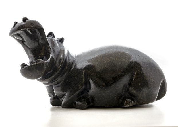 Stenen beeld nijlpaard liggend 1 dier, 11 cm hoog, zwart
