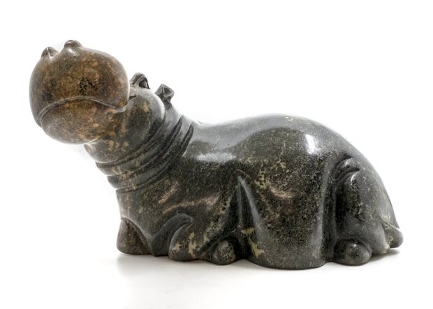 Stenen beeld nijlpaard liggend 1 dier, 19 cm hoog, groen