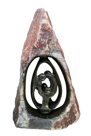 Beeld gezin 4 personen ruwe steen. Familie en geboorte voor jubileum en goud zilver bruiloft. Beeld van vader, moeder en kind.