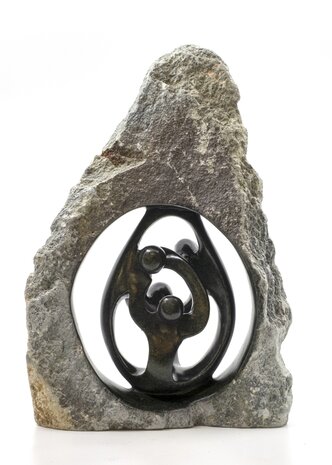 Beeld gezin 4 personen ruwe steen. Familie en geboorte voor jubileum en goud zilver bruiloft. Beeld van vader, moeder en kind.