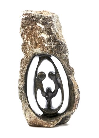 Speksteen beeld familie gezin 3 personen. Bruine steen beeld Familie en geboorte kunst voor jubileum en goud zilver bruiloft