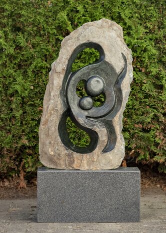 Stenen beeld ruwe lover familie 2 personen, 89 cm hoog, groen