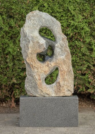 Stenen beeld ruwe lover familie 2 personen, 89 cm hoog, groen