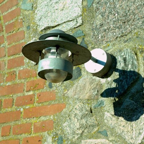 Louis Poulsen buitenlamp Albertslund Wand gegalvaniseerd lang model