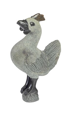 Stenen dieren beeld haan in de woonkamer. Kip stenen kunst in huis. Grijze haan in de vensterbank.