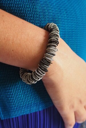 La Molla Armband N 1 Dark metalen veren armband 140552