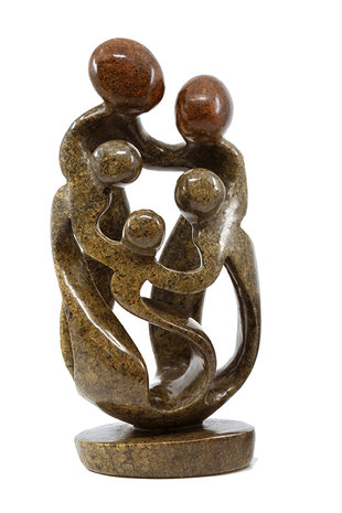 Beeld gezin 5 personen steen. Familie en geboorte kunst voor jubileum en goud zilver bruiloft. Beeld van vader, moeder en kind.