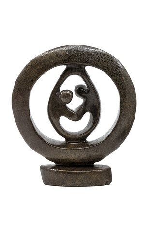 Beeld echtpaar 2 personen steen. Familie en liefdespaar kunst voor jubileum en goud zilver bruiloft. Beeld van vader, moeder.