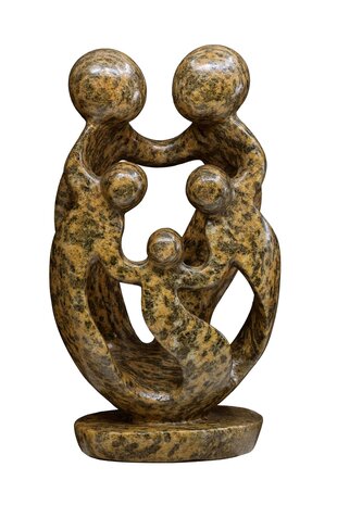 Beeld gezin 5 personen steen bruin. Familie en geboorte kunst voor jubileum en bruiloft. Beeld van vader, moeder en kind.