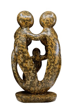 Beeld gezin 5 personen steen bruin. Familie en geboorte kunst voor jubileum en bruiloft. Beeld van vader, moeder en kind.