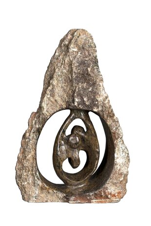 Speksteen beeld bruin twee personen familie en gezin uit ruwe steen met bruin en zwart