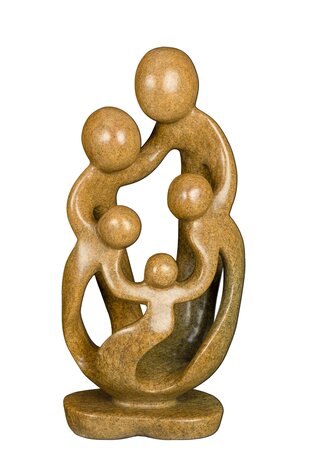 Speksteen familiebeeld gezin 5 personen steen bruin. Familie en geboorte kunst voor jubileum en bruiloft. Zandbruin.