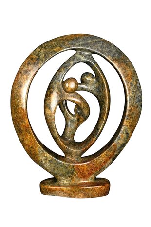 Speksteen beeld drie personen familie. Bruin en groen stenen beeld familie met drie personen.