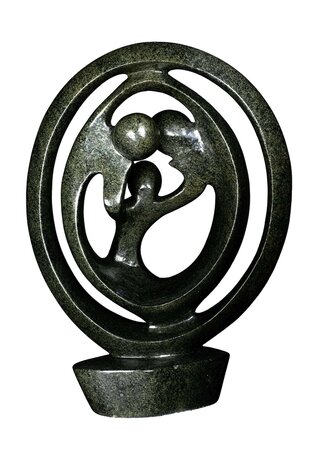 Speksteen beeld drie personen familie. Groen en donkergroen stenen beeld familie met drie personen.