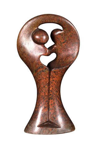 Stenen beeld familie twee personen 19 cm hoog, bruin en rood. Speksteen kunst uit Zimbabwe, Afrika.