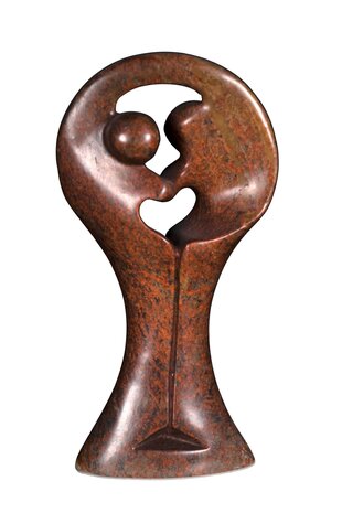 Stenen beeld familie twee personen 19 cm hoog, bruin en rood. Speksteen kunst uit Zimbabwe, Afrika.