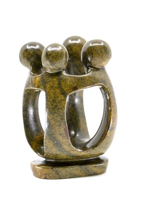 Stenen beeld groep vier personen 15 cm hoog, bruin