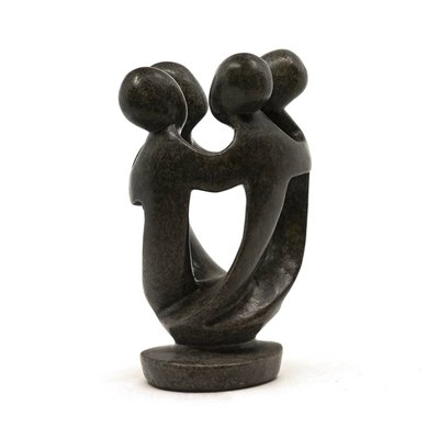 Stenen beeld groep vier personen 20 cm hoog, groen