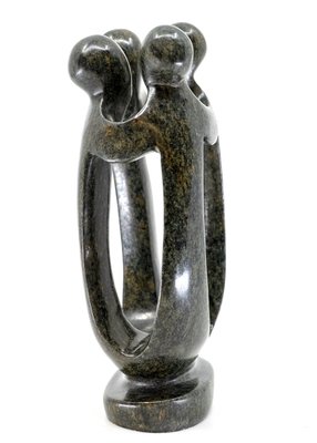 Stenen beeld groep vier personen 18 cm hoog, groen