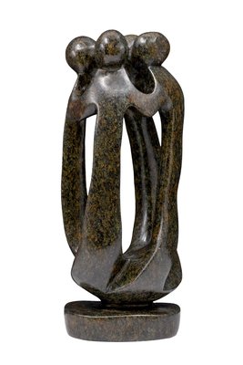 Stenen beeld groep vier personen 25 cm hoog, bruin