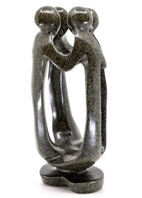 Stenen beeld groep vier personen 25 cm hoog, groen