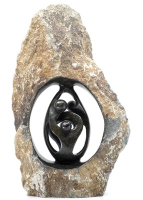 Stenen beeld ruw, gezin en familie 4 personen. Vader, moeder, ouders en 2 kinderen. 37 cm hoog. Zwart/grijs/bruin