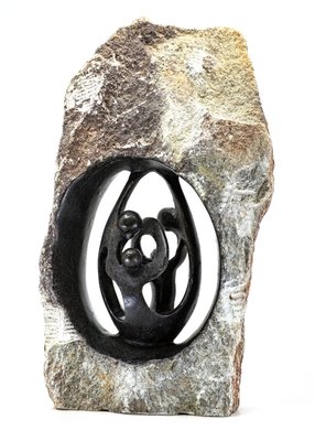 Stenen beeld ruw, gezin en familie 4 personen. Vader, moeder, ouders en 2 kinderen. 32 cm hoog. Zwart/grijs/bruin