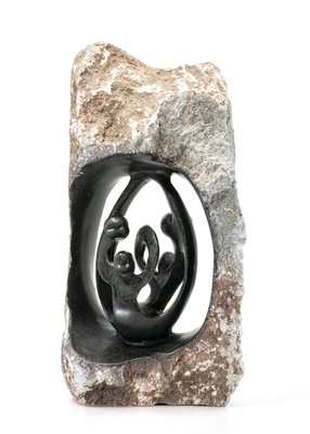 Stenen beeld ruw, gezin en familie 4 personen. Vader, moeder, ouders en 2 kinderen. 35 cm hoog. Zwart/grijs/bruin