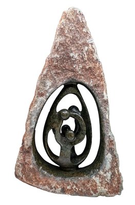 Stenen beeld ruw, gezin en familie 4 personen. Vader, moeder, ouders en 2 kinderen. 36 cm hoog. Groen en bruin