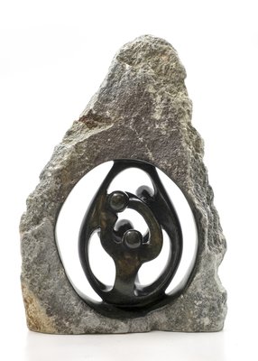 Stenen beeld ruw, gezin en familie 4 personen. Vader, moeder, ouders en 2 kinderen. 40 cm hoog. Zwart/grijs/bruin